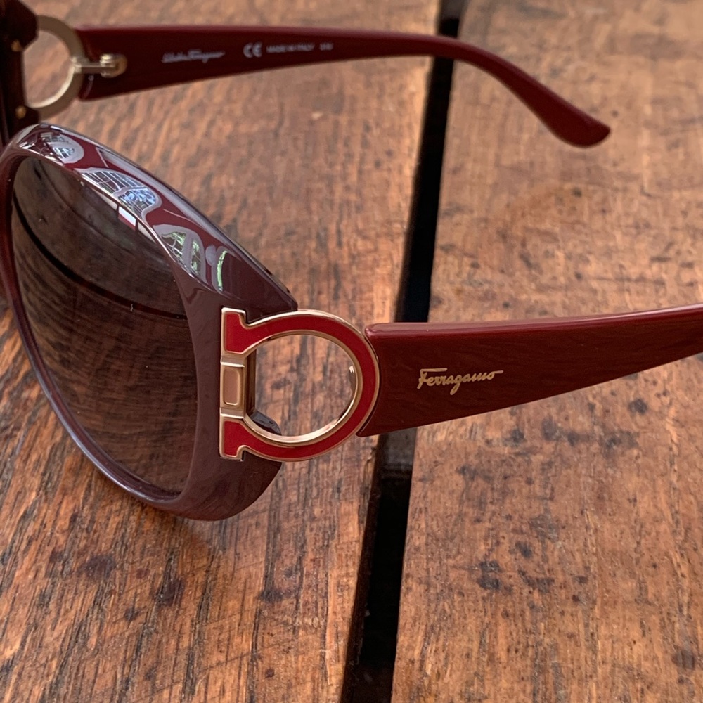 FERRAGAMO Gancini Sunglasses NIB Burgundy Dark Red & Gold Made in Italy - Picture 12 of 16